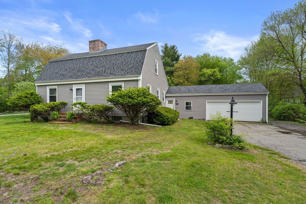 400 Salem Street, Rockland, Massachusetts, 3 Bedrooms Bedrooms, 7 Rooms Rooms,2 BathroomsBathrooms,Residential,For Sale,Salem Street,73374271
