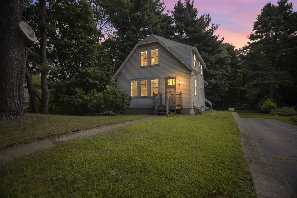 1178 Washington St, Walpole, Massachusetts, 2 Bedrooms Bedrooms, 5 Rooms Rooms,1 BathroomBathrooms,Residential,For Sale,Washington St,73374314