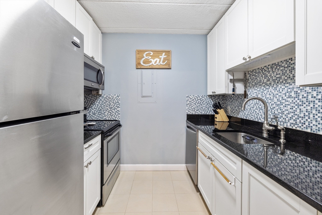 10 Foster St, Wakefield, Massachusetts, 2 Bedrooms Bedrooms, 5 Rooms Rooms,1 BathroomBathrooms,Residential,For Sale,Foster St,73374152