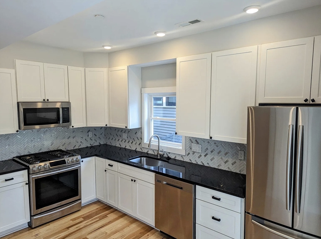 12 Perry St, Brookline, Massachusetts, 6 Bedrooms Bedrooms, 20 Rooms Rooms,5 BathroomsBathrooms,Residential Income,For Sale,Perry St,73374436