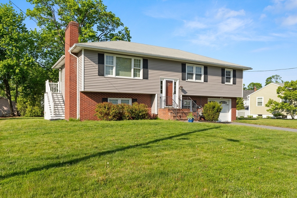 63 Elmcrest Rd, North Andover, Massachusetts, 3 Bedrooms Bedrooms, 6 Rooms Rooms,1.5 BathroomsBathrooms,Residential,For Sale,Elmcrest Rd,73373509