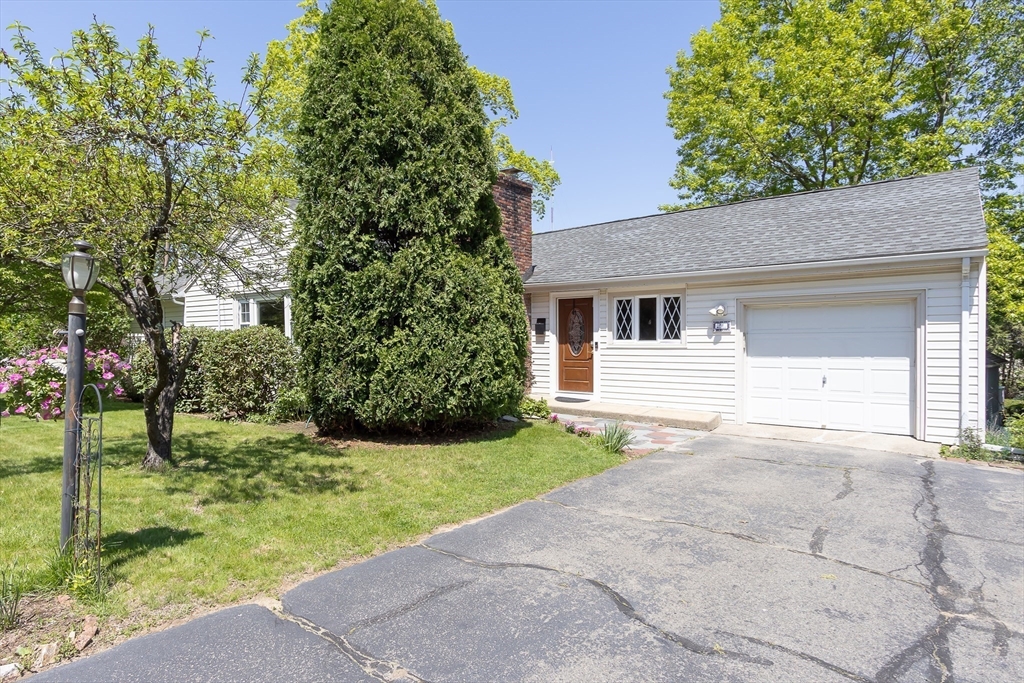 51 Avon Circle, Needham, Massachusetts, 3 Bedrooms Bedrooms, 9 Rooms Rooms,2 BathroomsBathrooms,Residential,For Sale,Avon Circle,73374553