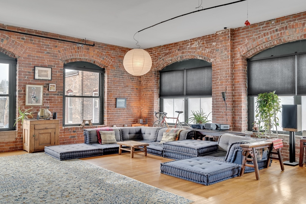 172 Green St, Boston, Massachusetts, 2 Bedrooms Bedrooms, 5 Rooms Rooms,1 BathroomBathrooms,Residential,For Sale,Green St,73374252