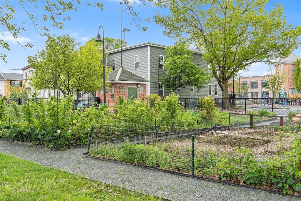 7 Reeds Ct, Somerville, Massachusetts, 3 Bedrooms Bedrooms, 6 Rooms Rooms,2 BathroomsBathrooms,Residential,For Sale,Reeds Ct,73374421