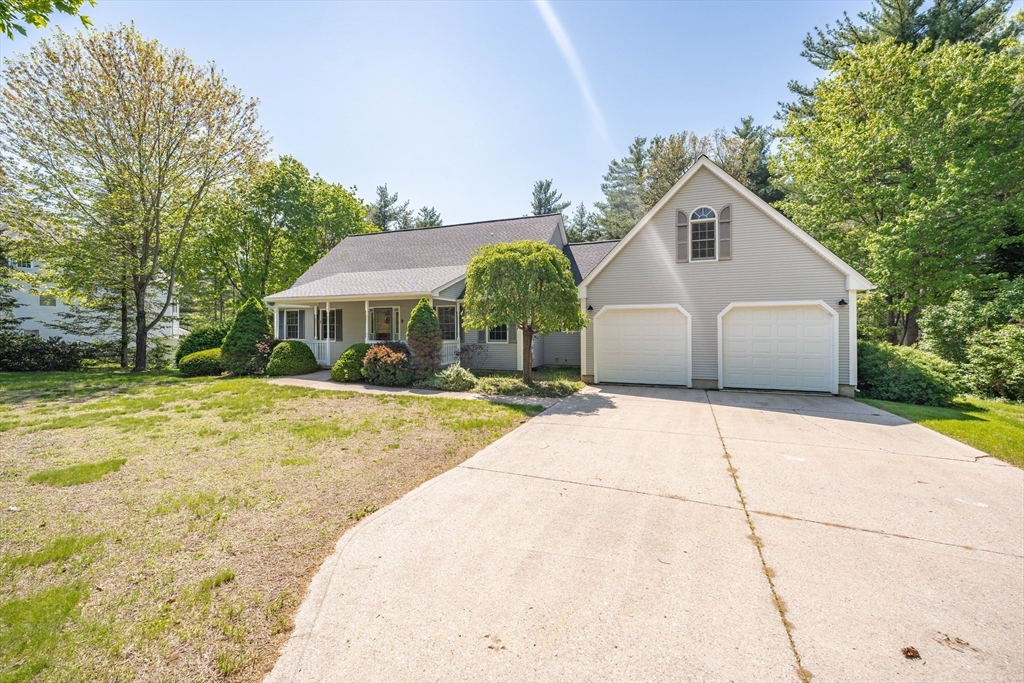 9 Lauren Ln, Southwick, Massachusetts, 4 Bedrooms Bedrooms, 7 Rooms Rooms,2.5 BathroomsBathrooms,Residential,For Sale,Lauren Ln,73374419
