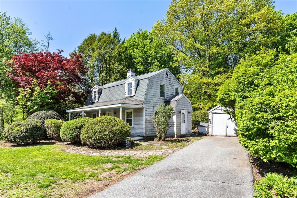5 Coolidge Road, Reading, Massachusetts, 2 Bedrooms Bedrooms, 5 Rooms Rooms,1 BathroomBathrooms,Residential,For Sale,Coolidge Road,73374613