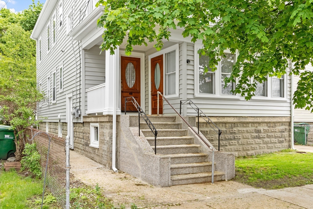 121-123 Surrey Street, Medford, Massachusetts, 5 Bedrooms Bedrooms, 11 Rooms Rooms,2 BathroomsBathrooms,Residential Income,For Sale,Surrey Street,73374853