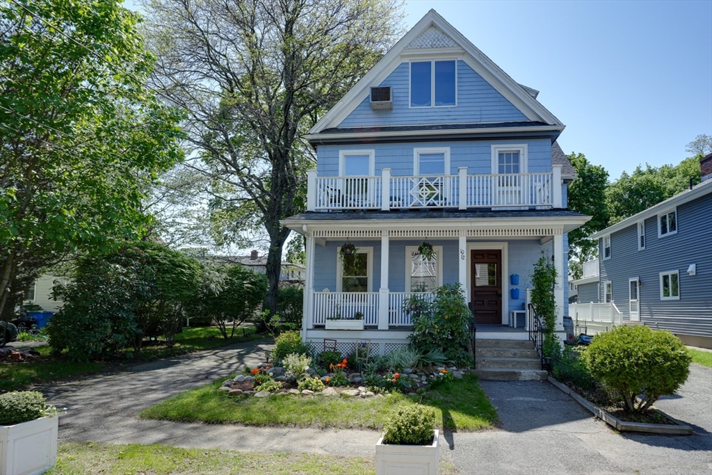 10-12 Woodland St, Belmont, Massachusetts, 5 Bedrooms Bedrooms, 10 Rooms Rooms,3 BathroomsBathrooms,Residential Income,For Sale,Woodland St,73375216