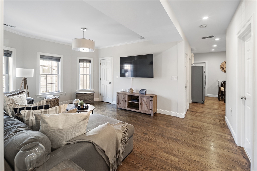 38 Pearl St, Everett, Massachusetts, 3 Bedrooms Bedrooms, 5 Rooms Rooms,1 BathroomBathrooms,Residential,For Sale,Pearl St,73375696