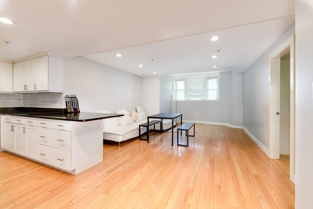 2025 Commonwealth Ave, Boston, Massachusetts, 2 Bedrooms Bedrooms, 5 Rooms Rooms,2 BathroomsBathrooms,Residential,For Sale,Commonwealth Ave,73375698