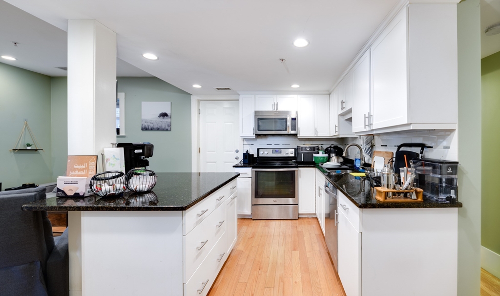 2025 Commonwealth Ave, Boston, Massachusetts, 2 Bedrooms Bedrooms, 4 Rooms Rooms,1 BathroomBathrooms,Residential,For Sale,Commonwealth Ave,73375697