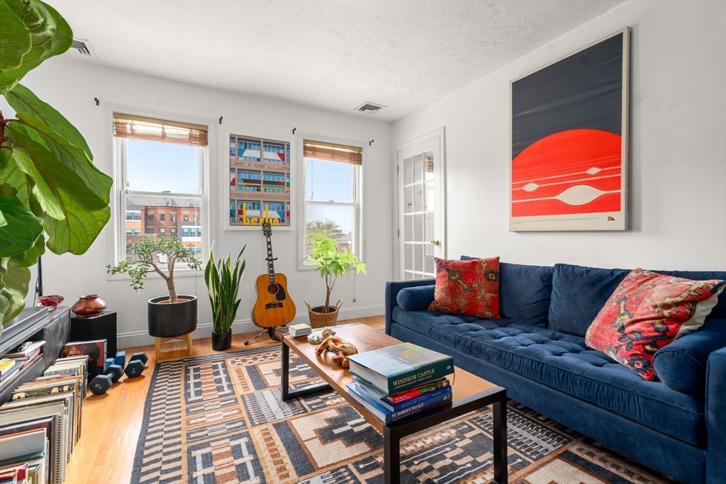 372 Athens St, Boston, Massachusetts, 1 Bedroom Bedrooms, 4 Rooms Rooms,1 BathroomBathrooms,Residential,For Sale,Athens St,73375701