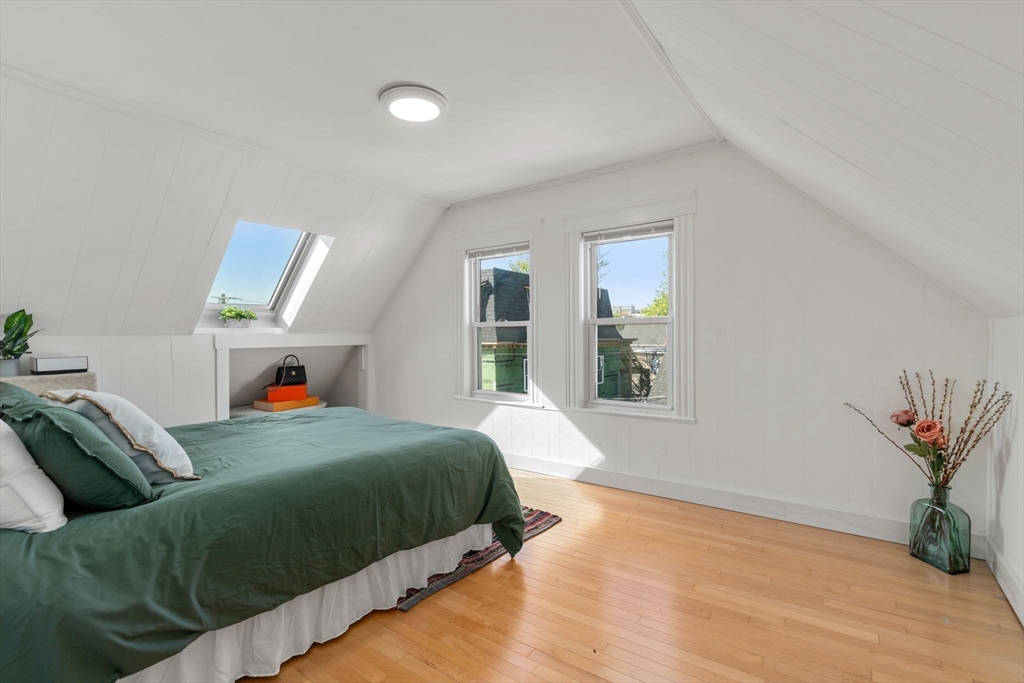 32 Richardson St, Somerville, Massachusetts, 5 Bedrooms Bedrooms, 10 Rooms Rooms,3 BathroomsBathrooms,Residential Income,For Sale,Richardson St,73375474