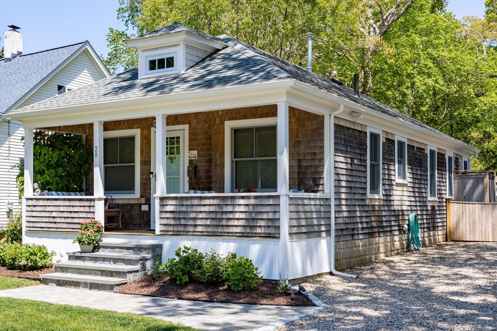 28 Oakwood Ave, Falmouth, Massachusetts, 3 Bedrooms Bedrooms, 6 Rooms Rooms,2 BathroomsBathrooms,Residential,For Sale,Oakwood Ave,73375653