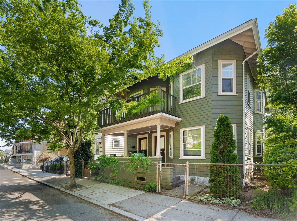 28-30 Symmes St, Boston, Massachusetts, 5 Bedrooms Bedrooms, 11 Rooms Rooms,3 BathroomsBathrooms,Residential Income,For Sale,Symmes St,73375671