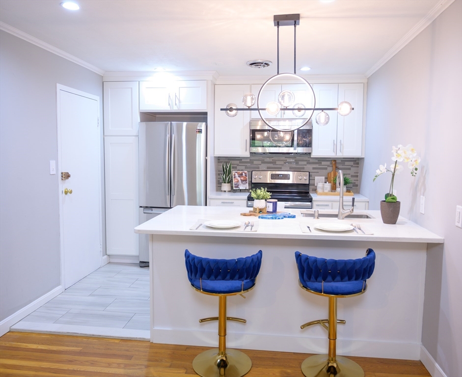 12 Riverside St, Watertown, Massachusetts, 2 Bedrooms Bedrooms, 4 Rooms Rooms,1 BathroomBathrooms,Residential,For Sale,Riverside St,73375735