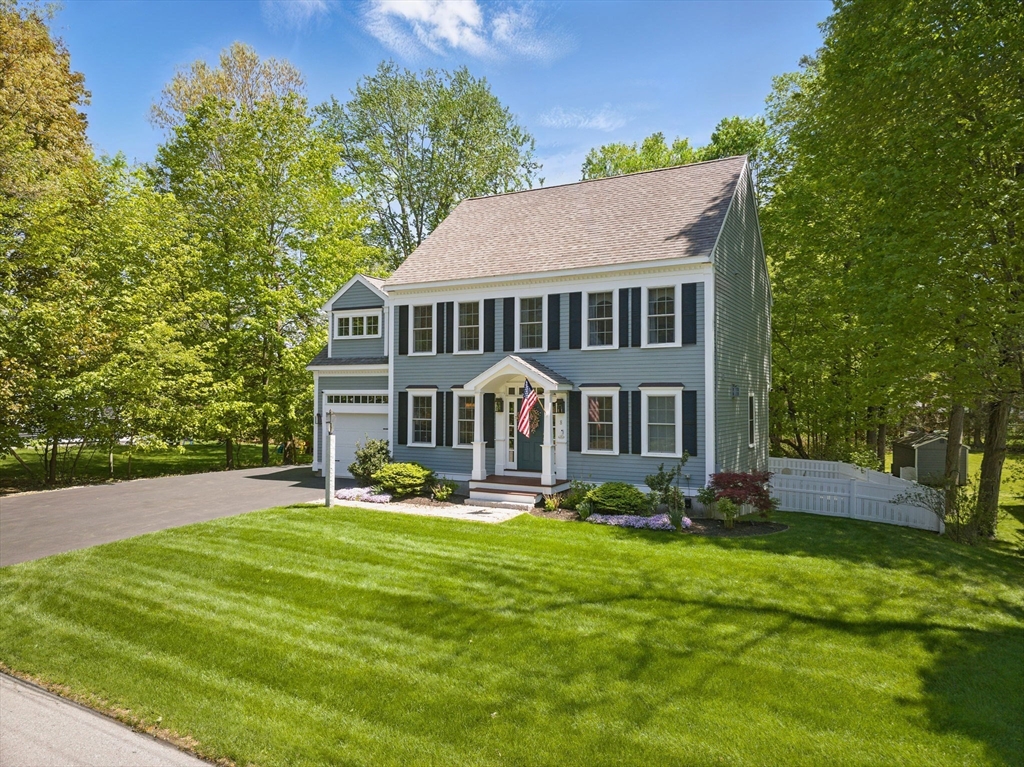 8 Elizabeth St, Amesbury, Massachusetts, 3 Bedrooms Bedrooms, 7 Rooms Rooms,2.5 BathroomsBathrooms,Residential,For Sale,Elizabeth St,73375749