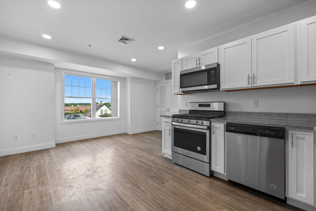 693 Western Ave, Lynn, Massachusetts, 1 Bedroom Bedrooms, 3 Rooms Rooms,1 BathroomBathrooms,Residential,For Sale,Western Ave,73375750