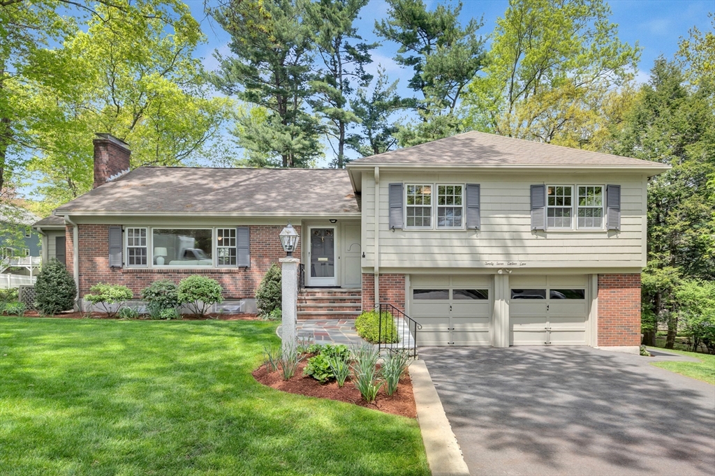 27 Lantern Ln, Arlington, Massachusetts, 3 Bedrooms Bedrooms, 9 Rooms Rooms,2.5 BathroomsBathrooms,Residential,For Sale,Lantern Ln,73375753