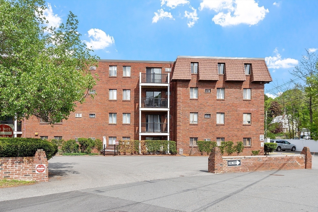 5 Washington St, Reading, Massachusetts, 2 Bedrooms Bedrooms, 5 Rooms Rooms,1 BathroomBathrooms,Residential,For Sale,Washington St,73376165