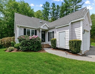 14 Hitchin Post Ln, Uxbridge, Massachusetts, 2 Bedrooms Bedrooms, 6 Rooms Rooms,2.5 BathroomsBathrooms,Residential,For Sale,Hitchin Post Ln,73376116