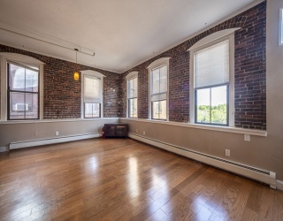 62 Washington St, Haverhill, Massachusetts, 2 Bedrooms Bedrooms, 5 Rooms Rooms,1.5 BathroomsBathrooms,Residential,For Sale,Washington St,73376097