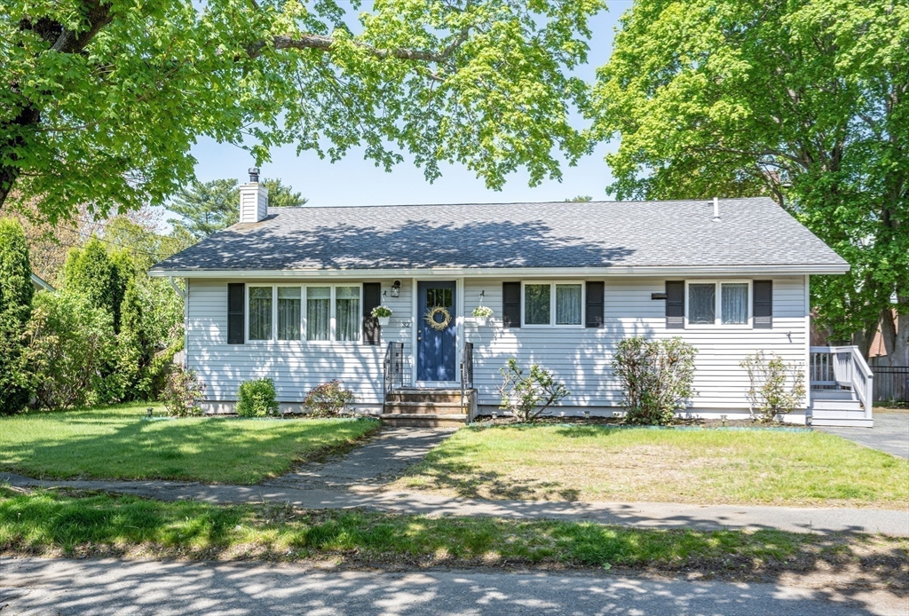 32 Hathaway Ave, Beverly, Massachusetts, 3 Bedrooms Bedrooms, 6 Rooms Rooms,2 BathroomsBathrooms,Residential,For Sale,Hathaway Ave,73376104
