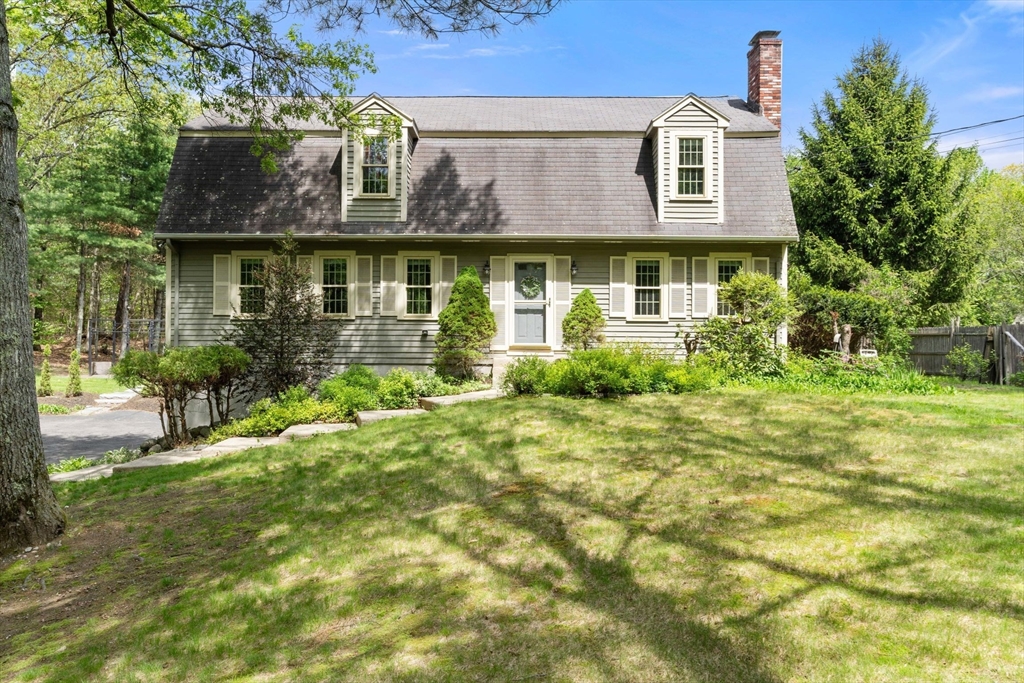 18 Maple St, Norfolk, Massachusetts, 3 Bedrooms Bedrooms, 7 Rooms Rooms,2 BathroomsBathrooms,Residential,For Sale,Maple St,73375881