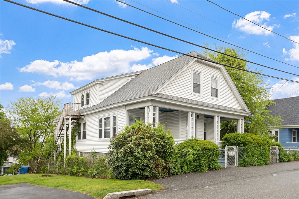 12-12B Thornton St, Lawrence, Massachusetts, 5 Bedrooms Bedrooms, 10 Rooms Rooms,2 BathroomsBathrooms,Residential Income,For Sale,Thornton St,73376364