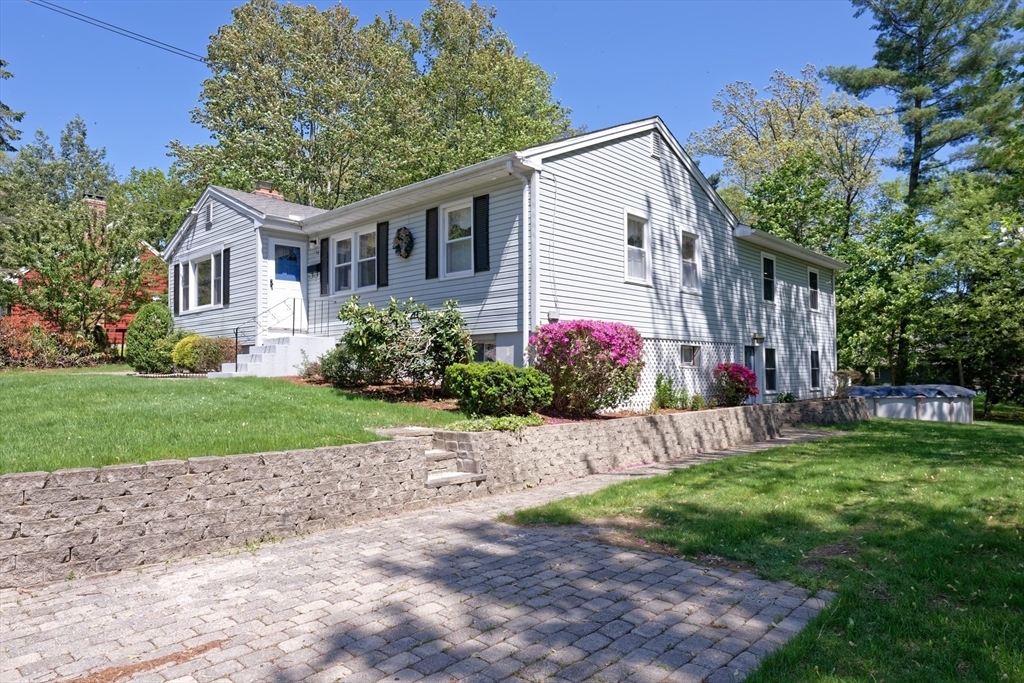 58 Horseshoe Dr, Bellingham, Massachusetts, 4 Bedrooms Bedrooms, 7 Rooms Rooms,3 BathroomsBathrooms,Residential,For Sale,Horseshoe Dr,73376464
