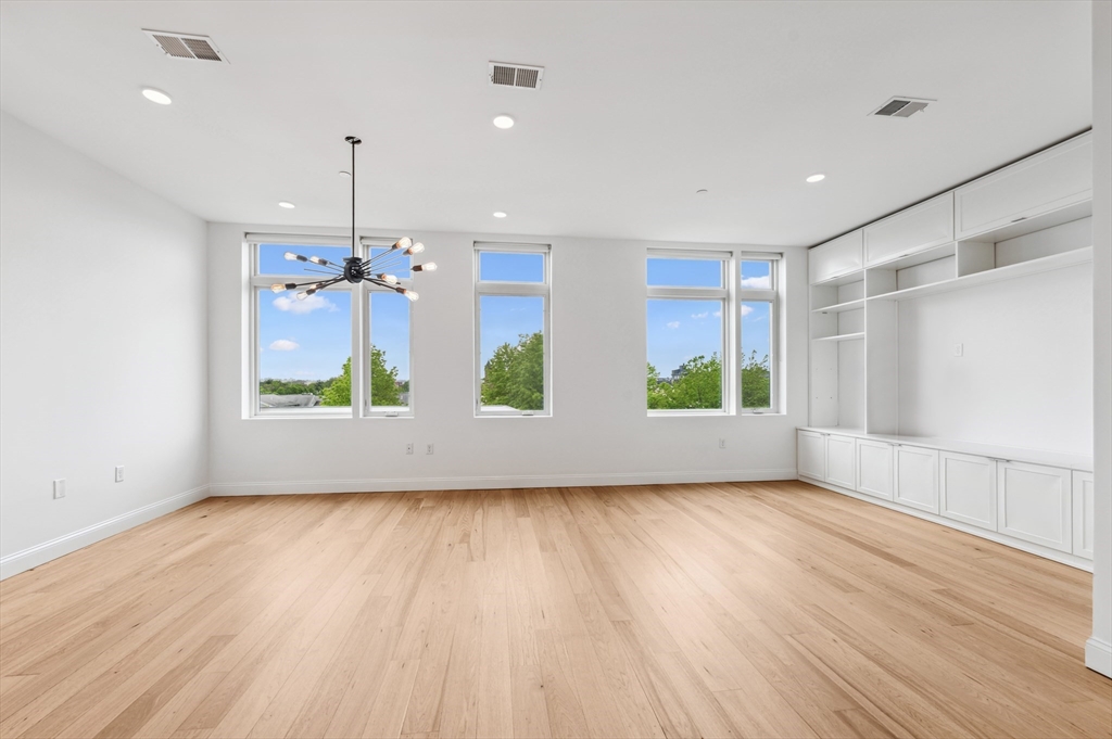 170 West Broadway, Boston, Massachusetts, 2 Bedrooms Bedrooms, 2 Rooms Rooms,2 BathroomsBathrooms,Residential,For Sale,West Broadway,73376656
