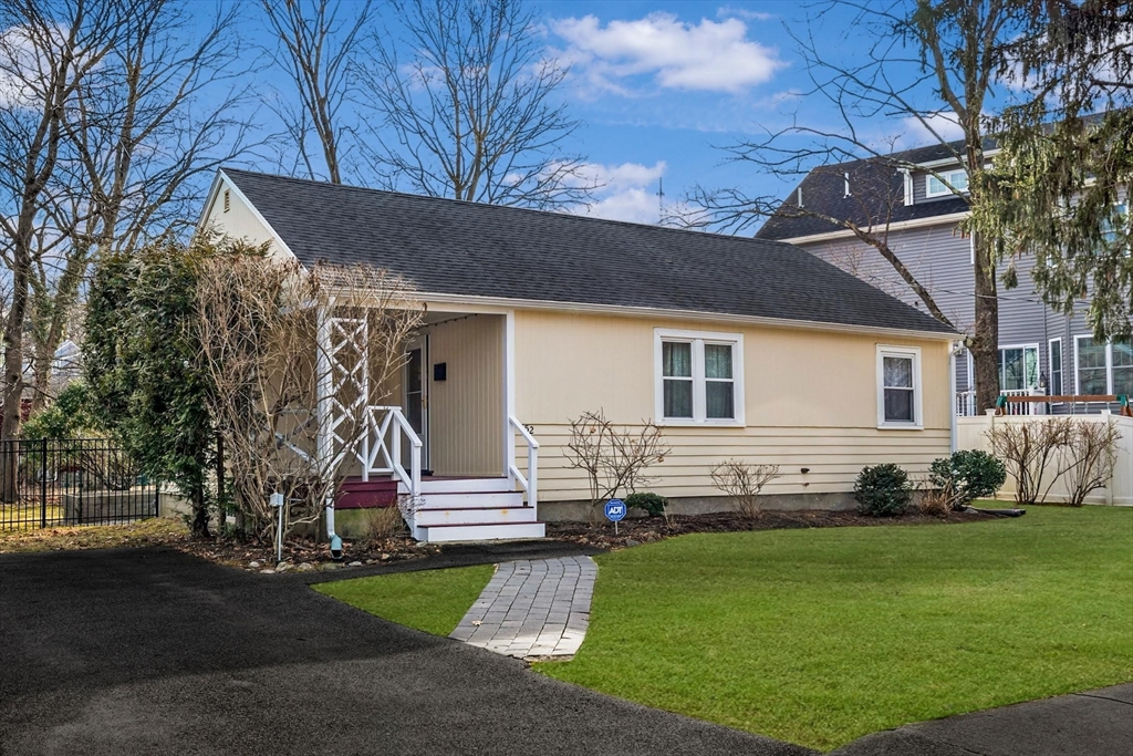 52 Heatherland Road, Newton, Massachusetts, 2 Bedrooms Bedrooms, 5 Rooms Rooms,1 BathroomBathrooms,Residential,For Sale,Heatherland Road,73376661