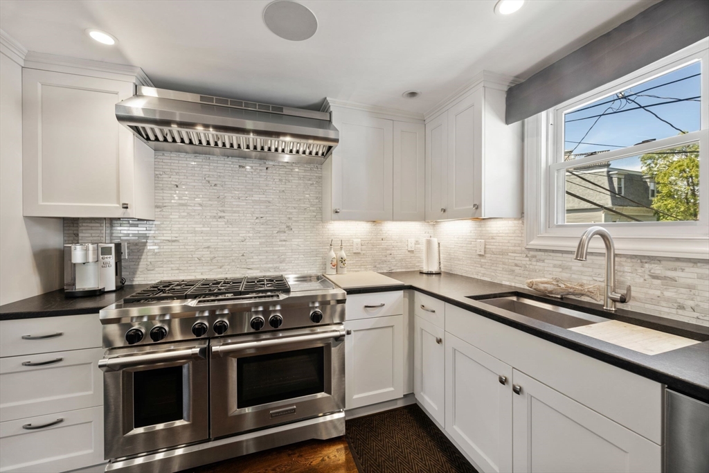 9 Short St, Boston, Massachusetts, 3 Bedrooms Bedrooms, 7 Rooms Rooms,3 BathroomsBathrooms,Residential,For Sale,Short St,73376685