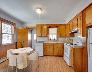 27 Mount Vernon St, Reading, Massachusetts, 2 Bedrooms Bedrooms, 4 Rooms Rooms,1 BathroomBathrooms,Residential Lease,For Rent,Mount Vernon St,73376709