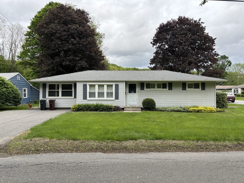 53 Burnett St, Auburn, Massachusetts, 3 Bedrooms Bedrooms, 6 Rooms Rooms,1.5 BathroomsBathrooms,Residential,For Sale,Burnett St,73376981