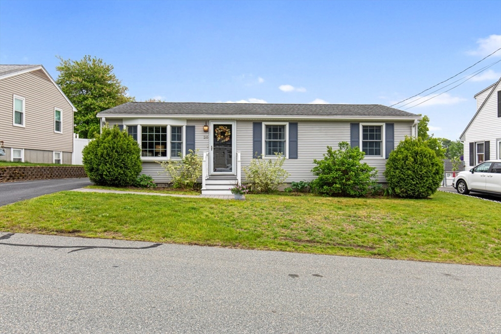 20 Maxine St, New Bedford, Massachusetts, 3 Bedrooms Bedrooms, 6 Rooms Rooms,2 BathroomsBathrooms,Residential,For Sale,Maxine St,73377108