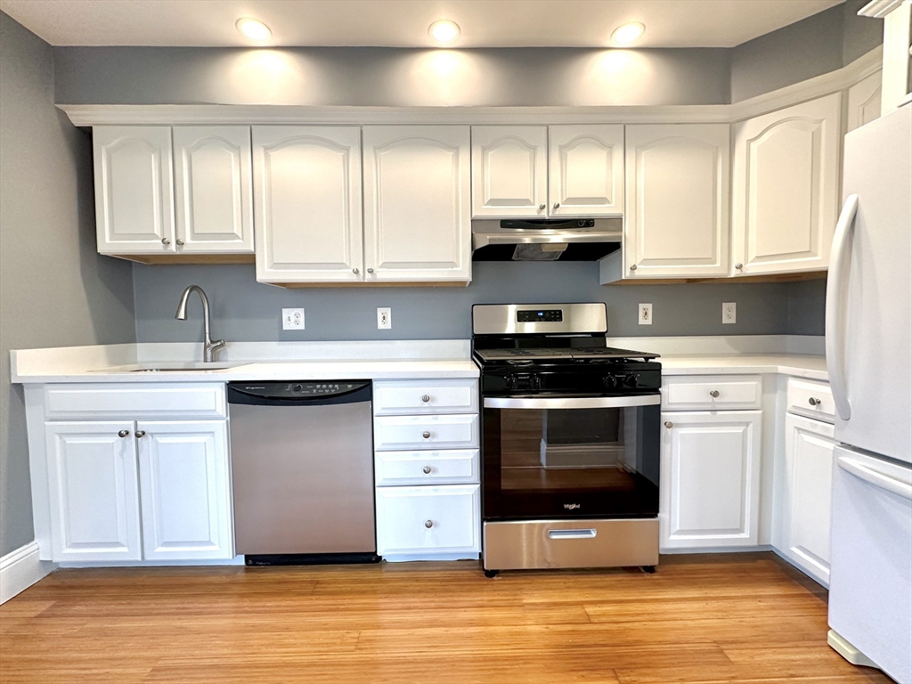 409 Main St, Woburn, Massachusetts, 2 Bedrooms Bedrooms, 3 Rooms Rooms,1 BathroomBathrooms,Residential Lease,For Rent,Main St,73377172
