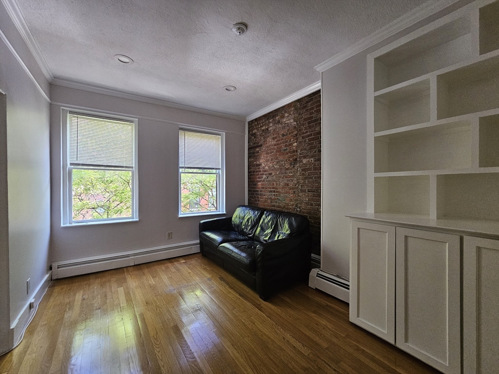 61 Phillips St, Boston, Massachusetts, 2 Bedrooms Bedrooms, 4 Rooms Rooms,1 BathroomBathrooms,Residential Lease,For Rent,Phillips St,73377199