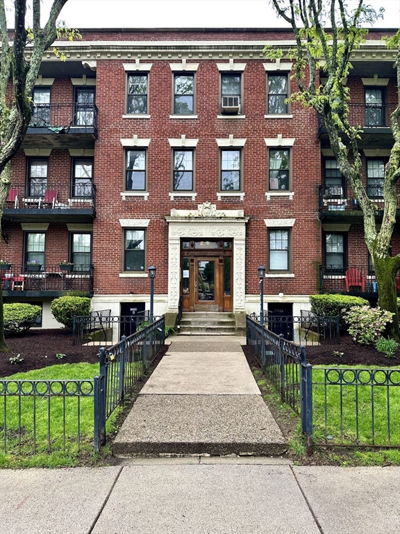 1758 Commonwealth Ave, Boston, Massachusetts, 1 Bedroom Bedrooms, 4 Rooms Rooms,1 BathroomBathrooms,Residential Lease,For Rent,Commonwealth Ave,73377516