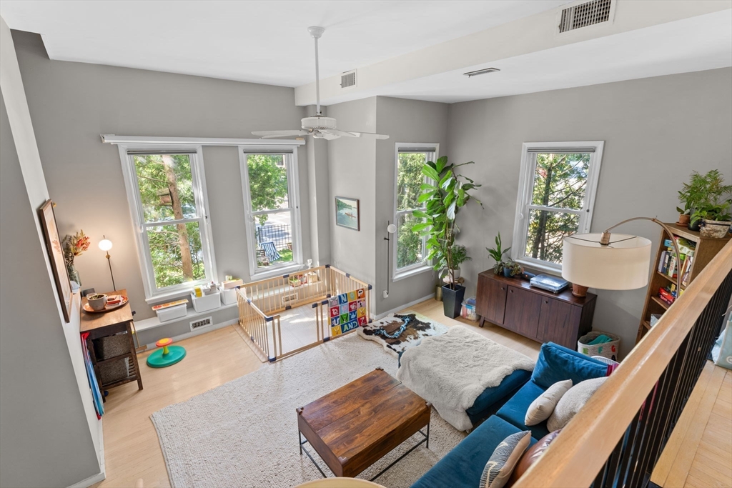 2A Brewer St, Boston, Massachusetts, 4 Bedrooms Bedrooms, 10 Rooms Rooms,2.5 BathroomsBathrooms,Residential Income,For Sale,Brewer St,73376965