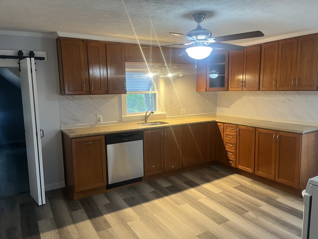 35 Laurel St, Leominster, Massachusetts, 2 Bedrooms Bedrooms, 4 Rooms Rooms,1 BathroomBathrooms,Residential Lease,For Rent,Laurel St,73377613