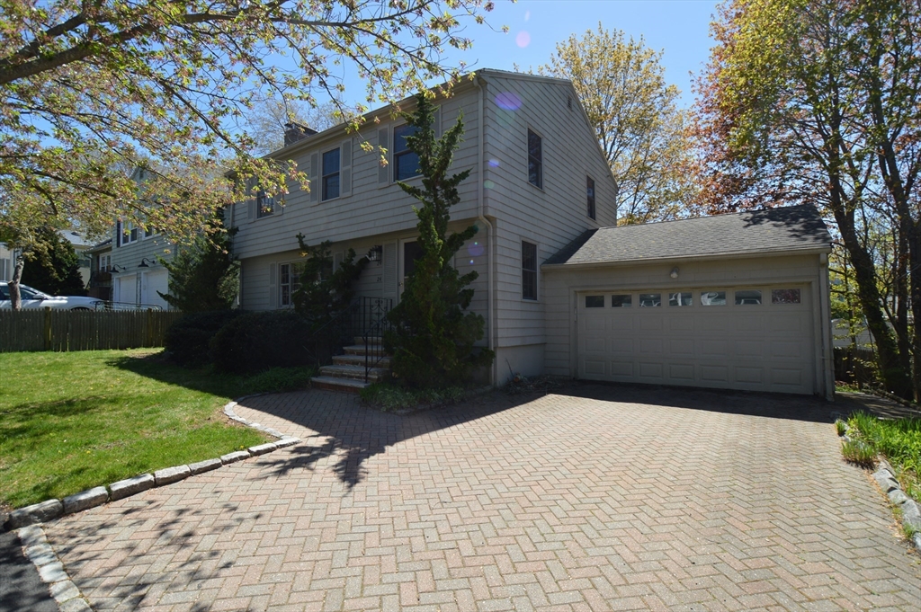 24 Beverly, Marblehead, Massachusetts, 3 Bedrooms Bedrooms, 7 Rooms Rooms,1.5 BathroomsBathrooms,Residential Lease,For Rent,Beverly,73377618