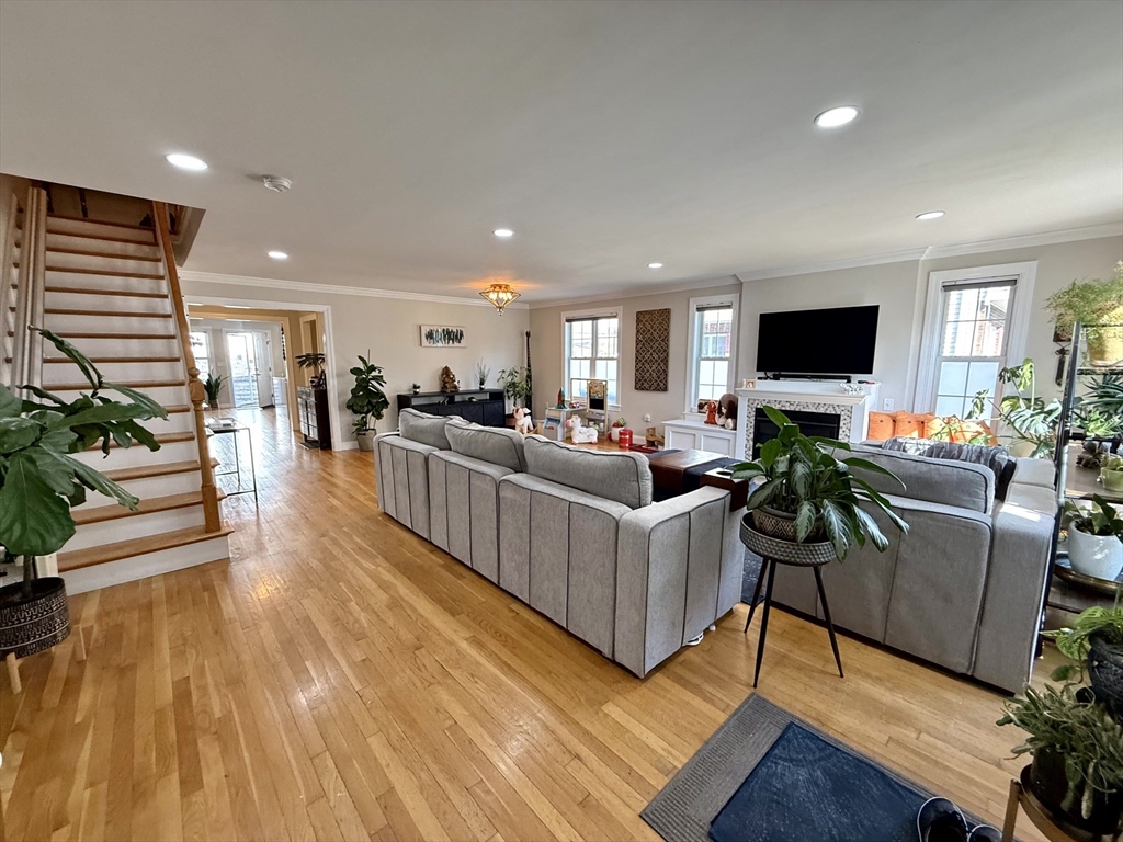 169 Fayette St, Watertown, Massachusetts, 3 Bedrooms Bedrooms, 9 Rooms Rooms,2.5 BathroomsBathrooms,Residential Lease,For Rent,Fayette St,73378173