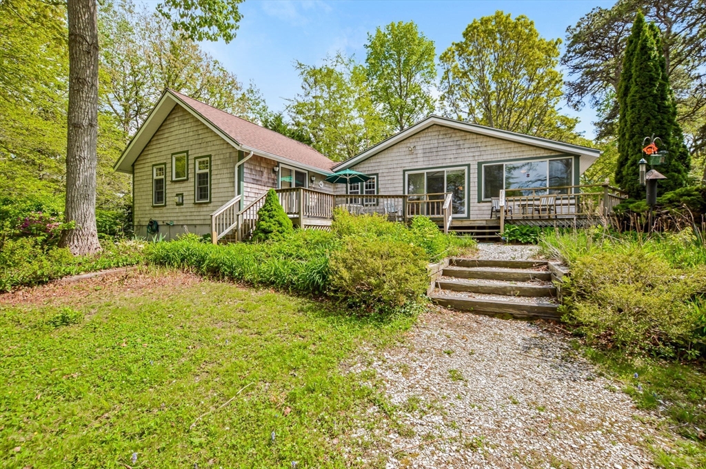 61 Bay Rd, Falmouth, Massachusetts, 4 Bedrooms Bedrooms, 9 Rooms Rooms,2.5 BathroomsBathrooms,Residential,For Sale,Bay Rd,73378118