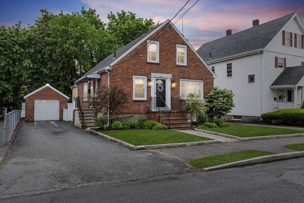 24 Armory St, Wakefield, Massachusetts, 2 Bedrooms Bedrooms, 6 Rooms Rooms,1 BathroomBathrooms,Residential,For Sale,Armory St,73378122