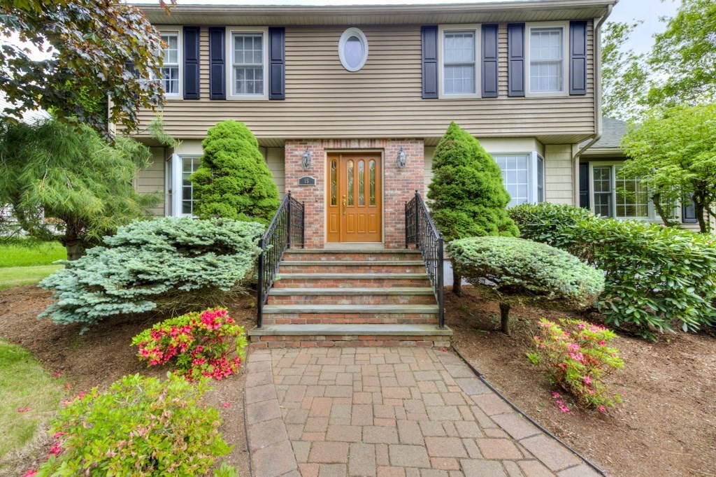 15 Bailin Dr, Worcester, Massachusetts, 3 Bedrooms Bedrooms, 9 Rooms Rooms,2.5 BathroomsBathrooms,Residential,For Sale,Bailin Dr,73378917