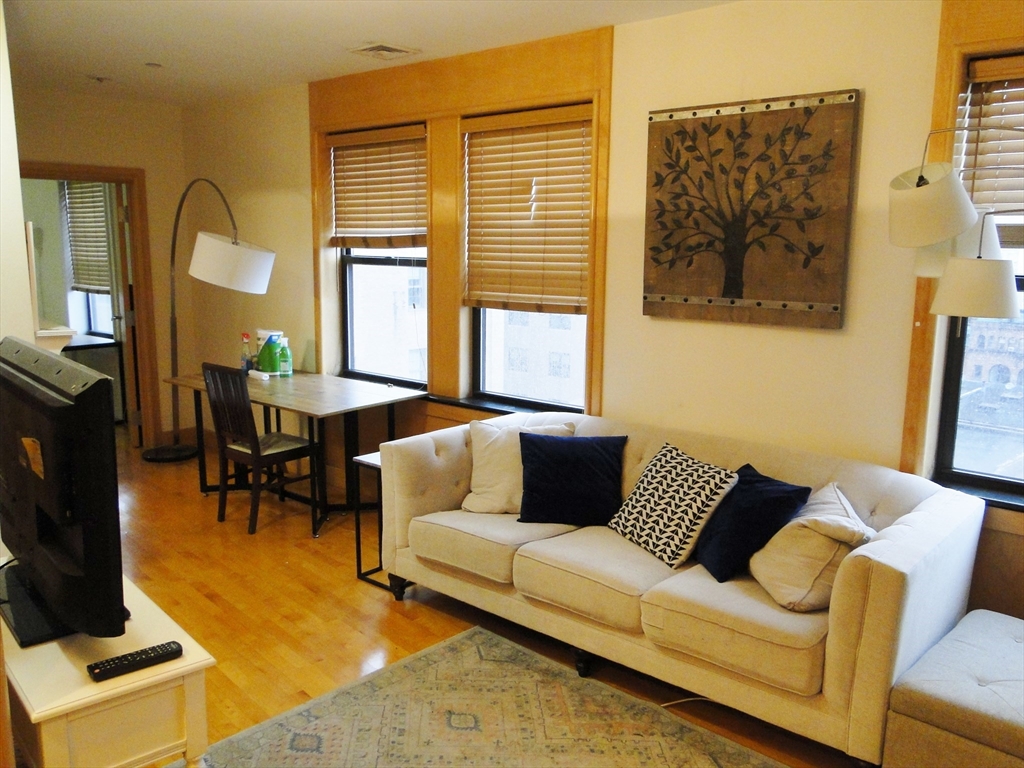 42 Beach Street, Boston, Massachusetts, 2 Bedrooms Bedrooms, 4 Rooms Rooms,2 BathroomsBathrooms,Residential Lease,For Rent,Beach Street,73379292