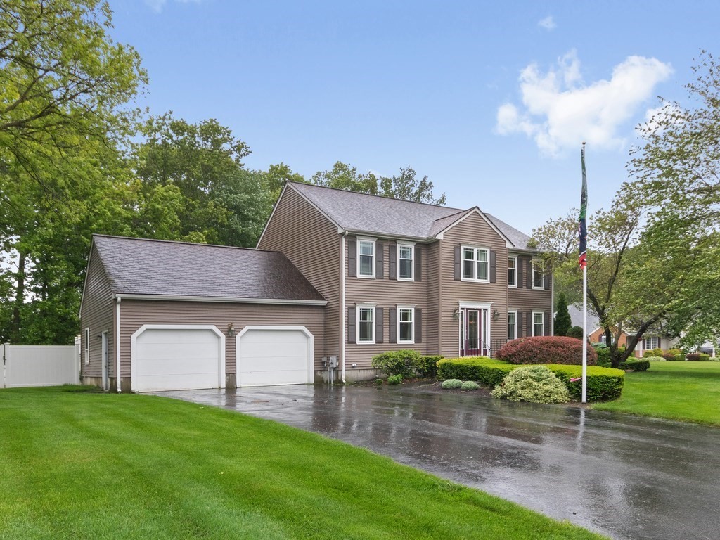 48 Twin Brook Lane, Taunton, Massachusetts, 4 Bedrooms Bedrooms, 9 Rooms Rooms,2.5 BathroomsBathrooms,Residential,For Sale,Twin Brook Lane,73379307
