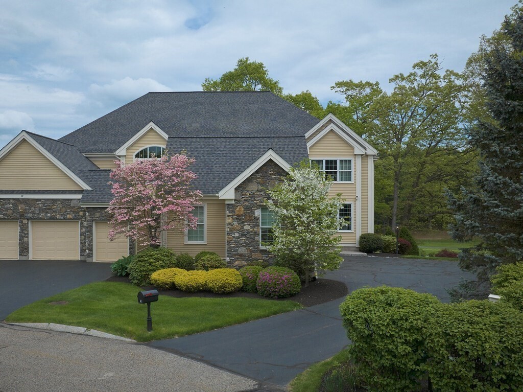 41 Clubhouse Way, Sutton, Massachusetts, 3 Bedrooms Bedrooms, 11 Rooms Rooms,4.5 BathroomsBathrooms,Residential,For Sale,Clubhouse Way,73379318