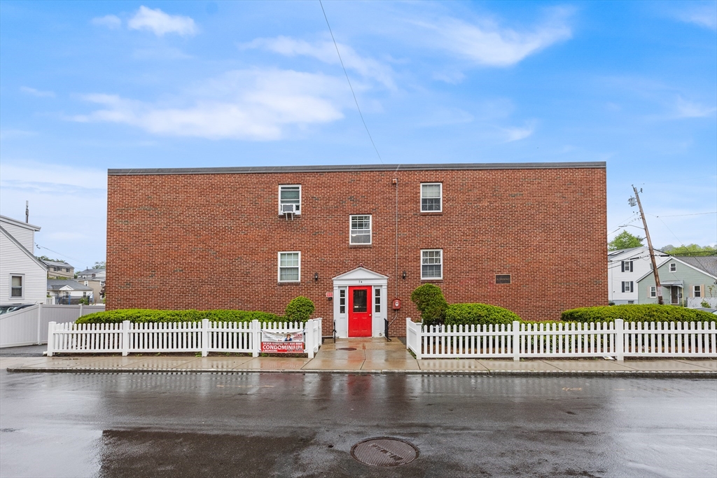 74 Springvale Ave, Chelsea, Massachusetts, 3 Bedrooms Bedrooms, 6 Rooms Rooms,1 BathroomBathrooms,Residential,For Sale,Springvale Ave,73379527